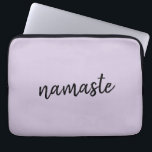 Funda Para Portátil Namaste | Zen de Meditación de Yoga Lilac Purple c<br><div class="desc">Sencillo y elegante diseño de "namaste" cita el diseño del arte en la moderna tipografía minimalista manuscrita en un fondo púrpura de lino lavanda pastel. El lema se puede personalizar fácilmente con tus propias palabras para un regalo perfecto para un conejito de yoga o un amante de los pilates. Namasté...</div>