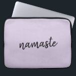 Funda Para Portátil Namaste | Zen de Meditación de Yoga Lilac Purple c<br><div class="desc">Sencillo y elegante diseño de "namaste" cita el diseño del arte en la moderna tipografía minimalista manuscrita en un fondo púrpura de lino lavanda pastel. El lema se puede personalizar fácilmente con tus propias palabras para un regalo perfecto para un conejito de yoga o un amante de los pilates. Namasté...</div>