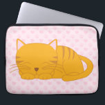 Funda Para Portátil Naranja durmiente Tabby Cat<br><div class="desc">El diseño es agradable y cuenta con un dulce ilustracion de un gatito de tabby naranja tomando una siesta en un bonito corazón rosa o azul y un fondo de huellas de pata.</div>