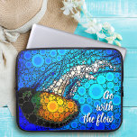 Funda Para Portátil Naranja Jellyfish Blue Ocean Go con el flujo de Gu<br><div class="desc">"Ve con el flujo". Dé una lección a esta medusa amarilla naranja flotando en el azul turquesa del océano y deje que la vida siga su curso cada vez que utilice esta manga neopreno, de moda asombrosa, de colores vivos. Esta funda portátil tiene tres tamaños: 15", 13" y 10". Hace...</div>