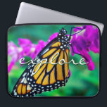 Funda Para Portátil Naranja Monarch Mariposa Explorar Script Moderno<br><div class="desc">Foto de primer plano de una mariposa delicada, naranja y negra monarca sobre una flor magenta brillante. Explore los pensamientos de los días cálidos y soleados siempre que utilice esta impresionante y colorida manga de neoprene para portátiles. Esta funda portátil tiene tres tamaños: 15", 13" y 10". Hace un gran...</div>