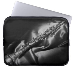 Funda Para Portátil Naturaleza muerta de clarinete antiguo, B&W