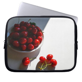 Funda Para Portátil Naturaleza muerta estética con cerezas maduras sob