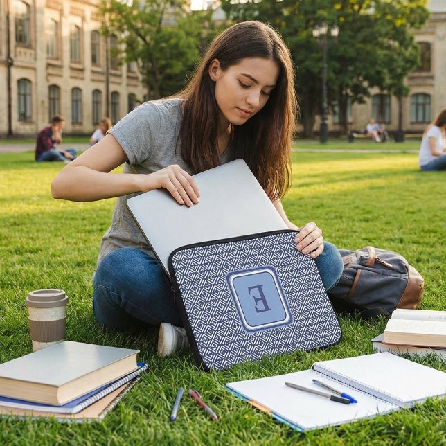 Funda Para Portátil Navy Geometric Chevron Monogram Design (Subido por el creador)