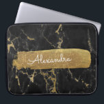 Funda Para Portátil Negro y mármol con el Relieve metalizado dorado y<br><div class="desc">Negro y mármol con el caso elegante del nombre del monograma del Relieve metalizado dorado y del purpurina. Este caso se puede modificar para requisitos particulares para incluir su nombre.</div>