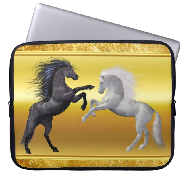 Funda Para Portátil Negro y un caballo blanco que pelean (Frente)