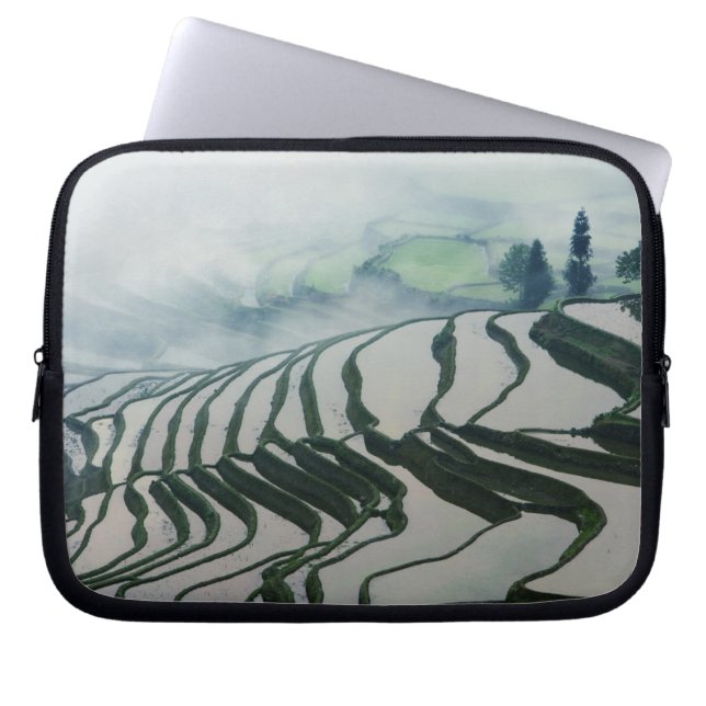Funda Para Portátil Niebla de la mañana sobre campos del arroz (Frente)