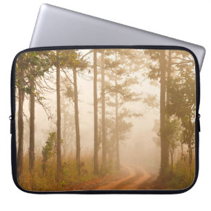 Funda Para Portátil Niebla en bosque de pinos, hermoso, negro, oscuro,