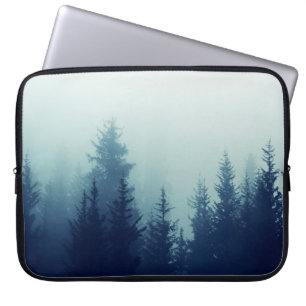 Funda Para Portátil Niebla oxidada en el bosque de pinos en las ladera