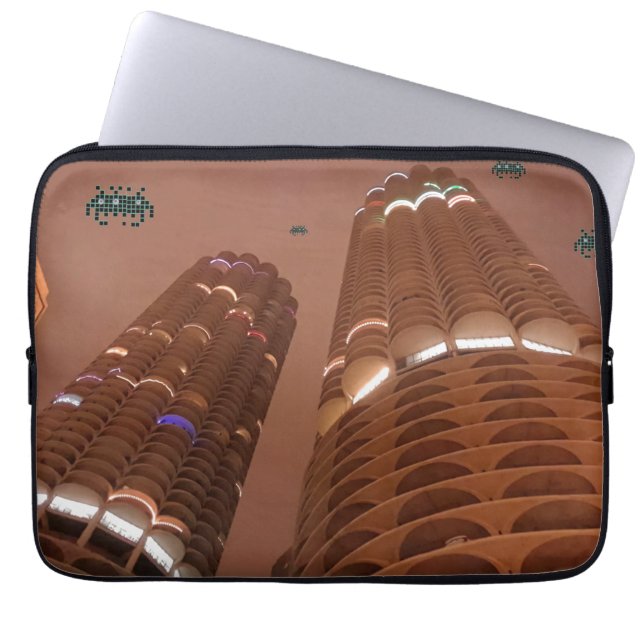 Funda Para Portátil Night of the Marina City Invaders (Frente)