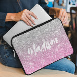 Funda Para Portátil Nombre de caligrafía de Purpurina rosado rosado de<br><div class="desc">La bolsa electrónica de Purpurina Ombre color rosa plateado caligrafía Nombre portátil Sleeve presenta un fondo purpurina falso oscuro,  plateado y rosa con su nombre personalizado. Perfecto regalo para Navidades,  cumpleaños,  Día de la Madre,  apreciación del profesor,  mejores amigos,  hermanas y más. Diseñado por © Evco Studio www.zazzle.com/store/evcostudio</div>