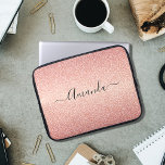 Funda Para Portátil nombre de destello del purpurina de oro Rosa<br><div class="desc">Girona y elegante. Un patrón purpurina de gradiente de oro rosa. Personaliza y agrega tu nombre. El nombre está escrito con una escritura de estilo con letras a mano moderna. Letras de color oro rosa oscuro. Para que los cambios sólo eliminen el nombre del ejemplo, deje los espacios o la...</div>