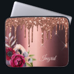 Funda Para Portátil Nombre de florales metálicos de cobre de goteo de<br><div class="desc">Purpurina de bronce falso goteo,  pinta goteo sobre el fondo metálico de cobre falso. Flores de color burdeos y oro rosa. Plantilla para su nombre. El nombre en oro rosa está escrito con una escritura de estilo moderno y a la moda con letras a mano.</div>