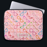 Funda Para Portátil Nombre de Gingham rosa rosado retro moderno Hipste<br><div class="desc">Esta colorida manga de portátil de diseño de novedad de anteojos, de diseño nerd, tiene un patrón original compuesto de espectáculos en una variedad de tonos y estilos, todo ello con un fondo de gingham rosa retro. Los marcos de las gafas de gafas frescas y onduladas van desde las formas...</div>