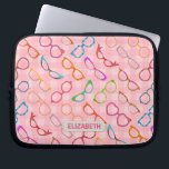Funda Para Portátil Nombre de Gingham rosa rosado retro moderno Hipste<br><div class="desc">Esta colorida manga de portátil de diseño de novedad de anteojos, de diseño nerd, tiene un patrón original compuesto de espectáculos en una variedad de tonos y estilos, todo ello con un fondo de gingham rosa retro. Los marcos de las gafas de gafas frescas y onduladas van desde las formas...</div>