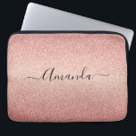 Funda Para Portátil nombre de gradiente de brillo de purpurina de oro<br><div class="desc">Girona y elegante. Un patrón purpurina de gradiente de oro rosa. Personaliza y agrega tu nombre. El nombre está escrito con una escritura de estilo con letras a mano moderna. Letras de color oro rosa oscuro. Para que los cambios sólo eliminen el nombre del ejemplo, deje los espacios o la...</div>