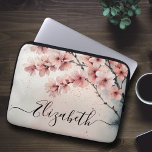 Funda Para Portátil Nombre de guión de floral de color de arándano de<br><div class="desc">Añada un toque de elegancia a su equipo técnico con nuestro Watercolor Cerezo Blossom Floral Girly Script Name Laptop Sleeve! Con un hermoso diseño de flores de cerezo acuarela en tonos suaves rosa y azul, esta elegante manga está personalizada con su nombre completo o apellido en caligrafía de escritura negra....</div>
