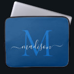 Funda Para Portátil Nombre de guión elegante azul de la Moda de la Mar<br><div class="desc">Moderno Monograma Navy Azul Giro Blanco Moda Script Nombre funda de equipo</div>