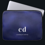 Funda Para Portátil Nombre de las iniciales del monograma blanco azul<br><div class="desc">De fondo azul marino,  el color azul es desigual. Personalice y agregue sus iniciales de monograma y nombre completo. Moderna,  moderna y sencilla. Tanto para él como para ella.</div>