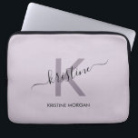 Funda Para Portátil Nombre de monograma de escritura púrpura moderna<br><div class="desc">Monograma de escritura púrpura moderno nombre funda para portátil</div>