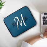 Funda Para Portátil Nombre de monograma sencillo y elegante, azul inic<br><div class="desc">Funda portátil con fondo azul oscuro y monograma personalizado blanco primer y primer nombre.</div>