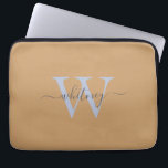 Funda Para Portátil Nombre de monograma simple de Tan simple y inicial<br><div class="desc">Un diseño monocálmico de diseño sobre un fondo sencillo de color marrón claro.</div>