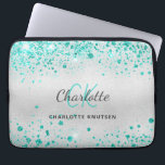 Funda Para Portátil Nombre de monograma verde purpurina verde azulado<br><div class="desc">Un elegante y moderno fondo metálico de imitación plateada. Decorada con verde azulado polvo purpurina de color verde agua. Personalice y agregue su nombre,  iniciales de monograma y nombre completo. El nombre se escribe con un guión de estilo con letras a mano.</div>