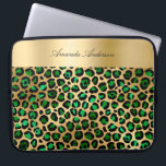 Funda Para Portátil Nombre de patrón negro del leopardo de oro verde e<br><div class="desc">Patrón verde esmeralda y leopardo de oro falso como fondo. Personaliza y agrega tu nombre. El nombre está escrito con un guión elegante y moderno de estilo con letras a mano.</div>
