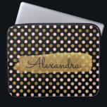 Funda Para Portátil Nombre de punto de polka rosa, negro y Relieve met<br><div class="desc">Patrón de punto de polka de Relieve metalizado dorado rosa,  negro y falso con banda de pintura dorada elegante Funda de ordenador monograma. Este funda se puede personalizar para incluir su nombre completo con un hermoso guión negro manuscrito.</div>