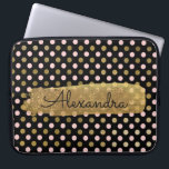 Funda Para Portátil Nombre de punto de polka rosa, negro y Relieve met<br><div class="desc">Patrón de punto de polka de Relieve metalizado dorado rosa,  negro y falso con banda de pintura dorada elegante Funda de ordenador monograma. Este funda se puede personalizar para incluir su nombre completo con un hermoso guión negro manuscrito.</div>