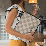 Funda Para Portátil Nombre del guión de los cheques pekineses de Taupe<br><div class="desc">Elige tu color favorito para personalizar este patrón preppy de corrector retro en una manga portátil. La imagen de mosaico sin soldadura crea un patrón monotónico de tablero de ajedrez utilizando el color de fondo de su elección. Cambie el color de fondo de la clase para crear su propio diseño....</div>