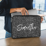 Funda Para Portátil Nombre del guión del pincel del Purpurina negro<br><div class="desc">Crea tu propio purpurina de lujo gris oscuro y negro con nombre o monograma. Personalizar el estilo y el tamaño de caligrafía del guión de la brocha. Hay otros estilos de fuente en el sistema. Mueva,  duplique o elimine el gráfico de brillo falso.</div>