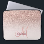 Funda Para Portátil Nombre del Purpurina de oro de Rosa Giral personal<br><div class="desc">Purpurina de oro Girly Rosa personalizado Nombre funda negras de computadora. Moderno y elegante personalizado y funda rosa personalizado con nombre y monograma moderno sobre un elegante purpurina color rosa oscuro y rosa pastel. Esta imagen de bonito, elegante y estampada, es femenina, brillante, elegante y lujosa. ¡Esta funda, chispeante y...</div>