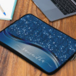 Funda Para Portátil Nombre escrito a mano Azul marino Brillo metálico<br><div class="desc">Este diseño puede personalizarse en el área proporcionada cambiando la foto y/o el texto. O puede personalizarse haciendo clic en Personalizar esta plantilla y luego eligiendo la opción de personalizar más y eliminar o cambiar el color del fondo, agregar texto, cambiar el color o estilo del texto, o eliminar el...</div>