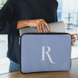 Funda Para Portátil Nombre inicial personalizado tipografía limpia úni<br><div class="desc">Esta manga azul para portátiles muestra un diseño tipográfico único con un nombre y un inicial monocromático, añadiendo un toque personalizado a su equipo. Su estilo distintivo lo distingue, ofreciendo individualidad y protección para su portátil. Elevar sus accesorios tecnológicos con esta manga de alta calidad, combinando singularidad y funcionalidad en...</div>