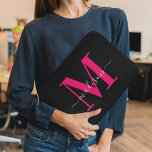 Funda Para Portátil Nombre inicial único l Tipografía rosa negrita y n<br><div class="desc">Actualice su estilo tecnológico con nuestra funda de portátil inicial monocroma rosa y negro moderno y limpio. Esta manga, construida con un elegante exterior negro acentuado por llamativas iniciales en blanco y negro, ofrece una protección moderna con un toque de elegancia personalizada. Aumente el aspecto de su portátil y salvaguarde...</div>