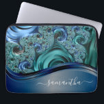 Funda Para Portátil Nombre Manuscrito Azul Fractal Moderno<br><div class="desc">Este diseño se puede personalizar en el área proporcionada cambiando la foto y/o el texto. O se puede personalizar haciendo clic en Personalizar esta plantilla y luego eligiendo la opción de personalizar más y eliminar o cambiar el color del fondo, agregar texto, cambiar el color o estilo del texto, o...</div>