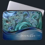 Funda Para Portátil Nombre Manuscrito Azul Fractal Moderno<br><div class="desc">Este diseño se puede personalizar en el área proporcionada cambiando la foto y/o el texto. O se puede personalizar haciendo clic en Personalizar esta plantilla y luego eligiendo la opción de personalizar más y eliminar o cambiar el color del fondo, agregar texto, cambiar el color o estilo del texto, o...</div>