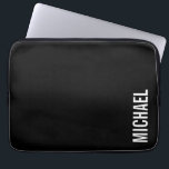 Funda Para Portátil Nombre Minimalista personalizado negro moderno<br><div class="desc">Diseño Minimalista moderno con nombre personalizado en blanco moderno negrita sans serif estilo de fuente sobre fondo negro. Perfecto como regalo de vacaciones para él,  regalos del día del padre y regalos para cualquier ocasión especial.</div>