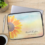 Funda Para Portátil Nombre personalizado Coche de vida de girasol amar<br><div class="desc">Esta única manga Lap Top está decorada con un girasol amarillo sobre un fondo acuático. Personalizable fácil con tu nombre y ocupación. Utilice la opción Personalizar adicional para cambiar el tamaño, estilo o color del texto si lo desea. Porque creamos nuestra propia obra de arte no encontrarás esta imagen exacta...</div>