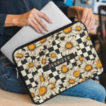 Funda Para Portátil Nombre personalizado del tablero de ajedrez Retro<br><div class="desc">Retro Groovy Daisy Checkerboard Nombre Personalizado Portátil Sleeve presenta un groovy patrón de marea en un fondo de tablero de ajedrez en blanco y negro con el texto personalizado o el nombre personalizado en el centro. Perfecto como regalo para la familia y amigos para Navidades, cumpleaños, vacaciones, día de la...</div>