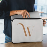 Funda Para Portátil Nombre personalizado Guión inicial l Limpiar color<br><div class="desc">Estos diseños suelen incluir monogramas personalizados que utilizan las iniciales o el nombre del individuo,  lo que lo convierte en un producto único. Los colores de la madera natural utilizados en los diseños también son atractivos y aportan un toque moderno y fresco.</div>