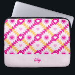 Funda Para Portátil Nombre personalizado negrita rosa de los corazones<br><div class="desc">Este original diseño audaz y vibrante,  con corazones en un patrón de tejido,  le hace un regalo impresionante y único. Perfecto para El día de San Valentín,  cumpleaños,  Día de la Madre y más,  este funda rosa y amarillo se puede personalizar con el texto de su elección.</div>