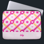 Funda Para Portátil Nombre personalizado negrita rosa de los corazones<br><div class="desc">Este original diseño audaz y vibrante,  con corazones en un patrón de tejido,  le hace un regalo impresionante y único. Perfecto para El día de San Valentín,  cumpleaños,  Día de la Madre y más,  este funda rosa y amarillo se puede personalizar con el texto de su elección.</div>