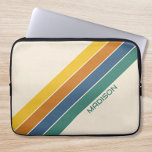Funda Para Portátil Nombre personalizado retro<br><div class="desc">Crea tu propio funda de portátil personalizado retro. Presenta un diseño de franjas vintage abstractas y un nombre personalizado en una tipografía de estilo clásico.</div>