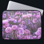 FUNDA PARA PORTÁTIL NORMAL ESTÁ ABURRIENDO<br><div class="desc">Un diseño fotográfico floral de estilo retro moderno y bonito con una hermosa flor,  y un guión escrito a mano que dice "Hoy es aburrido".  Vintage y moda al mismo tiempo,  este diseño está hecho para ti.</div>