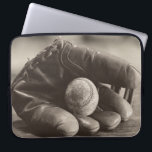 Funda Para Portátil Nostalgia del béisbol - Mitt y Béisbol<br><div class="desc">"Nostalgia del béisbol I" por Judy B. Messer. Incluye una fotografía parecida a un sepia de una miga de béisbol y béisbol.</div>