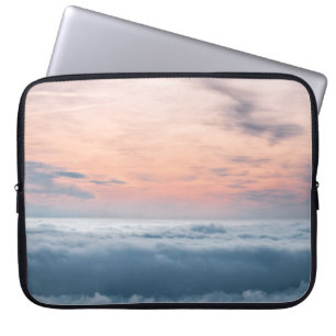 FUNDA PARA PORTÁTIL NUBE BLANCA DURANTE EL DÍA EN FOTOGRAFÍA DE LAND
