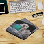 Funda Para Portátil Nueces marinas de juego<br><div class="desc">Proteja su computadora portátil con esta manga con cremallera que muestra la imagen de un par de hermosas nutrias de mar jugando con un juguete de bola. El dorso de la manga es negro. Seleccione el tamaño de la manga del portátil.</div>