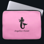 Funda Para Portátil Ocean Glow_Black-on-Pink Mermaid_personalizado<br><div class="desc">Para personalizarlo,  sólo tiene que agregar su nombre en el campo de plantilla disponible y ya está listo. Si se siente creativo,  también puede cambiar el tamaño,  ubicación,  color e incluso el número de sirenas. Sólo tienes que hacer clic en "Personalizar" y dejar que empiece la diversión!</div>